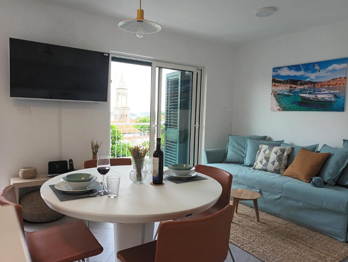 Jesliving Hvar - 2 Bedroom Elegant Apartment With Sea View In Historic Center Of Hvar Town Exterior foto